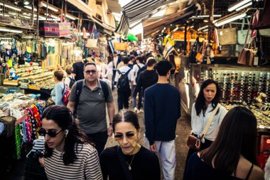 Tel Aviv, İsrail, 5 Ocak 2026, Carmel Market (Shuk HaCarmel), en büyük açık hava pazarı. Tel Aviv 'in göbeğinde yerel satıcılar ve otantik sokak sahneleri.