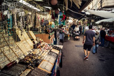 Tel Aviv, İsrail, 5 Ocak 2026, Carmel Market (Shuk HaCarmel), en büyük açık hava pazarı. Tel Aviv 'in göbeğinde yerel satıcılar ve otantik sokak sahneleri.
