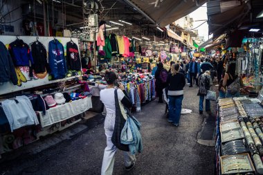 Tel Aviv, İsrail, 5 Ocak 2026, Carmel Market (Shuk HaCarmel), en büyük açık hava pazarı. Tel Aviv 'in göbeğinde yerel satıcılar ve otantik sokak sahneleri.