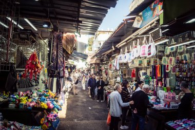 Tel Aviv, İsrail, 5 Ocak 2026, Carmel Market (Shuk HaCarmel), en büyük açık hava pazarı. Tel Aviv 'in göbeğinde yerel satıcılar ve otantik sokak sahneleri.