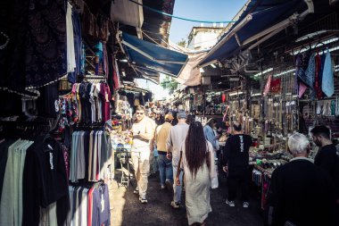 Tel Aviv, İsrail, 5 Ocak 2026, Carmel Market (Shuk HaCarmel), en büyük açık hava pazarı. Tel Aviv 'in göbeğinde yerel satıcılar ve otantik sokak sahneleri.