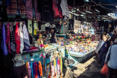 Tel Aviv, İsrail, 5 Ocak 2026, Carmel Market (Shuk HaCarmel), en büyük açık hava pazarı. Tel Aviv 'in göbeğinde yerel satıcılar ve otantik sokak sahneleri.