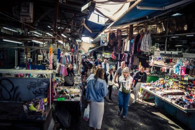 Tel Aviv, İsrail, 5 Ocak 2026, Carmel Market (Shuk HaCarmel), en büyük açık hava pazarı. Tel Aviv 'in göbeğinde yerel satıcılar ve otantik sokak sahneleri.
