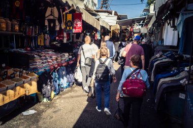 Tel Aviv, İsrail, 5 Ocak 2026, Carmel Market (Shuk HaCarmel), en büyük açık hava pazarı. Tel Aviv 'in göbeğinde yerel satıcılar ve otantik sokak sahneleri.