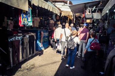 Tel Aviv, İsrail, 5 Ocak 2026, Carmel Market (Shuk HaCarmel), en büyük açık hava pazarı. Tel Aviv 'in göbeğinde yerel satıcılar ve otantik sokak sahneleri.