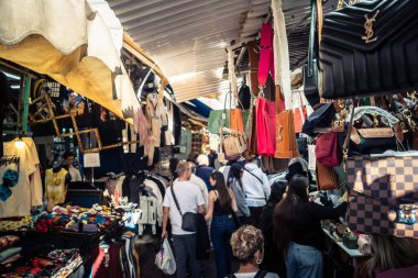 Tel Aviv, İsrail, 5 Ocak 2026, Carmel Market (Shuk HaCarmel), en büyük açık hava pazarı. Tel Aviv 'in göbeğinde yerel satıcılar ve otantik sokak sahneleri.