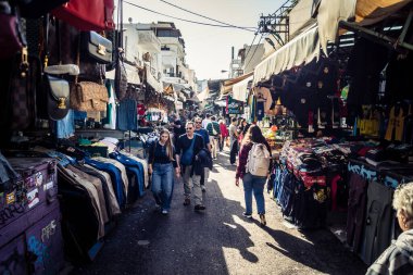 Tel Aviv, İsrail, 5 Ocak 2026, Carmel Market (Shuk HaCarmel), en büyük açık hava pazarı. Tel Aviv 'in göbeğinde yerel satıcılar ve otantik sokak sahneleri.