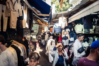 Tel Aviv, İsrail, 5 Ocak 2026, Carmel Market (Shuk HaCarmel), en büyük açık hava pazarı. Tel Aviv 'in göbeğinde yerel satıcılar ve otantik sokak sahneleri.
