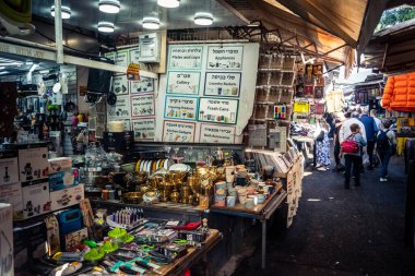 Tel Aviv, İsrail, 5 Ocak 2026, Carmel Market (Shuk HaCarmel), en büyük açık hava pazarı. Tel Aviv 'in göbeğinde yerel satıcılar ve otantik sokak sahneleri.