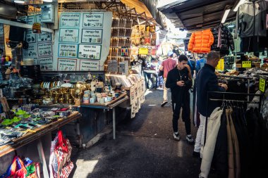 Tel Aviv, İsrail, 5 Ocak 2026, Carmel Market (Shuk HaCarmel), en büyük açık hava pazarı. Tel Aviv 'in göbeğinde yerel satıcılar ve otantik sokak sahneleri.