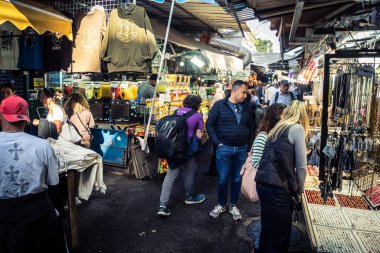 Tel Aviv, İsrail, 5 Ocak 2026, Carmel Market (Shuk HaCarmel), en büyük açık hava pazarı. Tel Aviv 'in göbeğinde yerel satıcılar ve otantik sokak sahneleri.