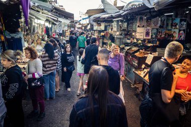 Tel Aviv, İsrail, 5 Ocak 2026, Carmel Market (Shuk HaCarmel), en büyük açık hava pazarı. Tel Aviv 'in göbeğinde yerel satıcılar ve otantik sokak sahneleri.