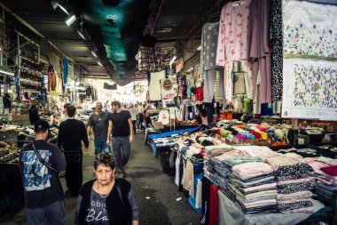 Tel Aviv, İsrail, 5 Ocak 2026, Carmel Market (Shuk HaCarmel), en büyük açık hava pazarı. Tel Aviv 'in göbeğinde yerel satıcılar ve otantik sokak sahneleri.