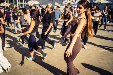 Tel Aviv, İsrail, 5 Ocak 2026. Bir grup insan Akdeniz 'e bakan Tel Aviv Güvertesi' nde dans etmek için toplandı. Bu spontane sosyal toplantı canlı açık hava kültürünü ön plana çıkarıyor..