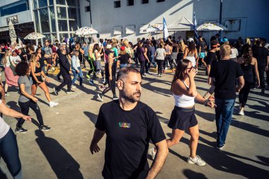 Tel Aviv, İsrail, 5 Ocak 2026. Bir grup insan Akdeniz 'e bakan Tel Aviv Güvertesi' nde dans etmek için toplandı. Bu spontane sosyal toplantı canlı açık hava kültürünü ön plana çıkarıyor..