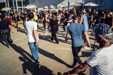 Tel Aviv, İsrail, 5 Ocak 2026. Bir grup insan Akdeniz 'e bakan Tel Aviv Güvertesi' nde dans etmek için toplandı. Bu spontane sosyal toplantı canlı açık hava kültürünü ön plana çıkarıyor..