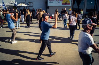 Tel Aviv, İsrail, 5 Ocak 2026. Bir grup insan Akdeniz 'e bakan Tel Aviv Güvertesi' nde dans etmek için toplandı. Bu spontane sosyal toplantı canlı açık hava kültürünü ön plana çıkarıyor..