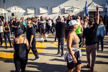 Tel Aviv, İsrail, 5 Ocak 2026. Bir grup insan Akdeniz 'e bakan Tel Aviv Güvertesi' nde dans etmek için toplandı. Bu spontane sosyal toplantı canlı açık hava kültürünü ön plana çıkarıyor..