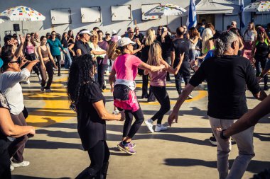 Tel Aviv, İsrail, 5 Ocak 2026. Bir grup insan Akdeniz 'e bakan Tel Aviv Güvertesi' nde dans etmek için toplandı. Bu spontane sosyal toplantı canlı açık hava kültürünü ön plana çıkarıyor..