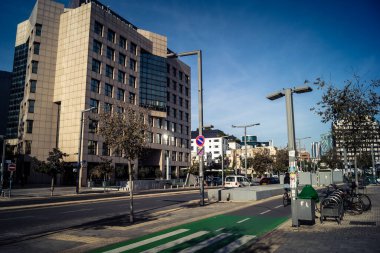 Tel Aviv, İsrail, 9 Ocak 2026 Tel Aviv sokak manzarası, devam eden bölgesel çatışmaların arka planına karşı modern mimari ve şehir hayatının eşsiz bir karışımını ortaya koyuyor..