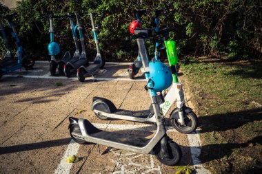 Tel Aviv, İsrail, 9 Ocak 2026 Tel Aviv sokak manzarası, devam eden bölgesel çatışmaların arka planına karşı modern mimari ve şehir hayatının eşsiz bir karışımını ortaya koyuyor..