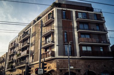 Tel Aviv, İsrail, 9 Ocak 2026 Tel Aviv sokak manzarası, devam eden bölgesel çatışmaların arka planına karşı modern mimari ve şehir hayatının eşsiz bir karışımını ortaya koyuyor..