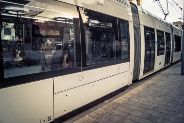 Tel Aviv, İsrail, 9 Ocak 2026 Tramvay Tel Aviv 'in tarihi şehir merkezinden geçiyor..