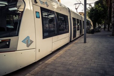 Tel Aviv, İsrail, 9 Ocak 2026 Tramvay Tel Aviv 'in tarihi şehir merkezinden geçiyor..