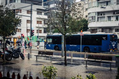 Tel Aviv, İsrail, 9 Ocak 2026 Tel Aviv şehir merkezinde yağmur altında trafik hala yoğun. Tel Aviv 'de tercih edilen ulaşım yolları arasında arabalar ve otobüsler yer alıyor..