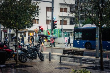 Tel Aviv, İsrail, 9 Ocak 2026, Tel Aviv 'in yağmur altındaki sokak manzarası, devam eden bölgesel çatışmaların arka planına karşı modern mimari ve kentsel yaşamın eşsiz bir karışımını ortaya koyuyor..