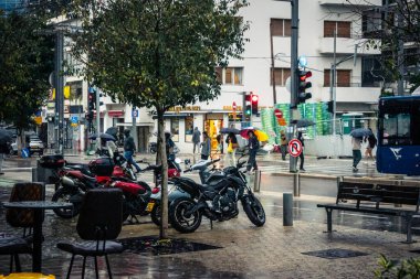 Tel Aviv, İsrail, 9 Ocak 2026, Tel Aviv 'in yağmur altındaki sokak manzarası, devam eden bölgesel çatışmaların arka planına karşı modern mimari ve kentsel yaşamın eşsiz bir karışımını ortaya koyuyor..