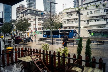 Tel Aviv, İsrail, 9 Ocak 2026, Tel Aviv 'in yağmur altındaki sokak manzarası, devam eden bölgesel çatışmaların arka planına karşı modern mimari ve kentsel yaşamın eşsiz bir karışımını ortaya koyuyor..