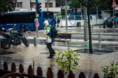 Tel Aviv, İsrail, 9 Ocak 2026, Tel Aviv 'in yağmur altındaki sokak manzarası, devam eden bölgesel çatışmaların arka planına karşı modern mimari ve kentsel yaşamın eşsiz bir karışımını ortaya koyuyor..