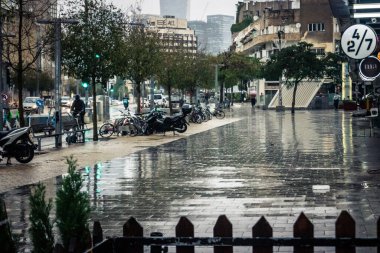 Tel Aviv, İsrail, 9 Ocak 2026, Tel Aviv 'in yağmur altındaki sokak manzarası, devam eden bölgesel çatışmaların arka planına karşı modern mimari ve kentsel yaşamın eşsiz bir karışımını ortaya koyuyor..