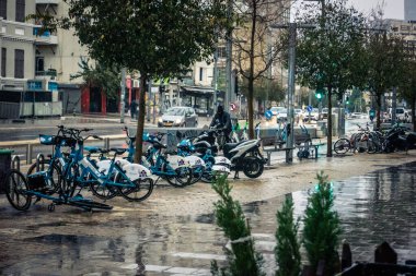 Tel Aviv, İsrail, 9 Ocak 2026, Tel Aviv 'in yağmur altındaki sokak manzarası, devam eden bölgesel çatışmaların arka planına karşı modern mimari ve kentsel yaşamın eşsiz bir karışımını ortaya koyuyor..