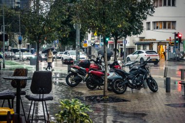 Tel Aviv, İsrail, 9 Ocak 2026, Tel Aviv 'in yağmur altındaki sokak manzarası, devam eden bölgesel çatışmaların arka planına karşı modern mimari ve kentsel yaşamın eşsiz bir karışımını ortaya koyuyor..