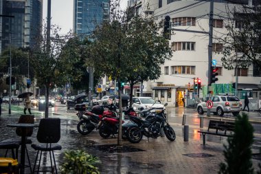 Tel Aviv, İsrail, 9 Ocak 2026, Tel Aviv 'in yağmur altındaki sokak manzarası, devam eden bölgesel çatışmaların arka planına karşı modern mimari ve kentsel yaşamın eşsiz bir karışımını ortaya koyuyor..