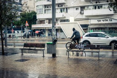 Tel Aviv, İsrail, 9 Ocak 2026 Tel Aviv şehir merkezinde yağmur altında trafik hala yoğun. Tel Aviv 'de tercih edilen ulaşım yolları arasında arabalar ve otobüsler yer alıyor..