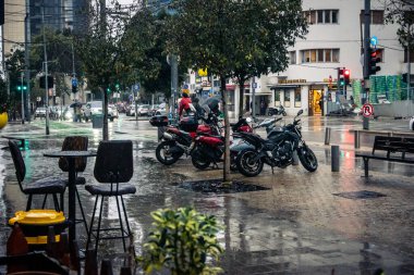 Tel Aviv, İsrail, 9 Ocak 2026, Tel Aviv 'in yağmur altındaki sokak manzarası, devam eden bölgesel çatışmaların arka planına karşı modern mimari ve kentsel yaşamın eşsiz bir karışımını ortaya koyuyor..