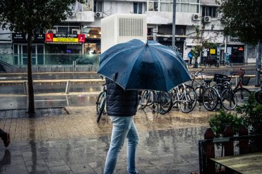 Tel Aviv, İsrail, 9 Ocak 2026, Tel Aviv 'in yağmur altındaki sokak manzarası, devam eden bölgesel çatışmaların arka planına karşı modern mimari ve kentsel yaşamın eşsiz bir karışımını ortaya koyuyor..