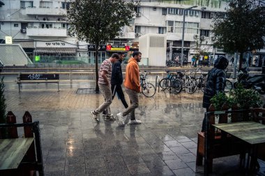 Tel Aviv, İsrail, 9 Ocak 2026, Tel Aviv 'in yağmur altındaki sokak manzarası, devam eden bölgesel çatışmaların arka planına karşı modern mimari ve kentsel yaşamın eşsiz bir karışımını ortaya koyuyor..