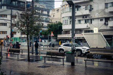 Tel Aviv, İsrail, 9 Ocak 2026 Tel Aviv şehir merkezinde yağmur altında trafik hala yoğun. Tel Aviv 'de tercih edilen ulaşım yolları arasında arabalar ve otobüsler yer alıyor..