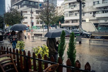 Tel Aviv, İsrail, 9 Ocak 2026, Tel Aviv 'in yağmur altındaki sokak manzarası, devam eden bölgesel çatışmaların arka planına karşı modern mimari ve kentsel yaşamın eşsiz bir karışımını ortaya koyuyor..