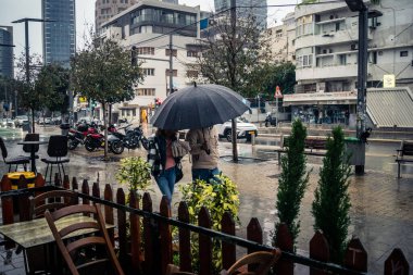 Tel Aviv, İsrail, 9 Ocak 2026, Tel Aviv 'in yağmur altındaki sokak manzarası, devam eden bölgesel çatışmaların arka planına karşı modern mimari ve kentsel yaşamın eşsiz bir karışımını ortaya koyuyor..