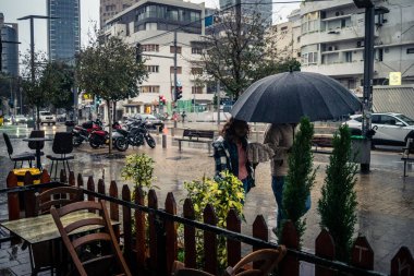 Tel Aviv, İsrail, 9 Ocak 2026, Tel Aviv 'in yağmur altındaki sokak manzarası, devam eden bölgesel çatışmaların arka planına karşı modern mimari ve kentsel yaşamın eşsiz bir karışımını ortaya koyuyor..