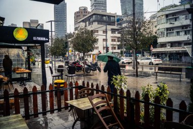 Tel Aviv, İsrail, 9 Ocak 2026, Tel Aviv 'in yağmur altındaki sokak manzarası, devam eden bölgesel çatışmaların arka planına karşı modern mimari ve kentsel yaşamın eşsiz bir karışımını ortaya koyuyor..