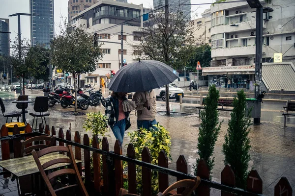 Tel Aviv, İsrail, 9 Ocak 2026, Tel Aviv 'in yağmur altındaki sokak manzarası, devam eden bölgesel çatışmaların arka planına karşı modern mimari ve kentsel yaşamın eşsiz bir karışımını ortaya koyuyor..