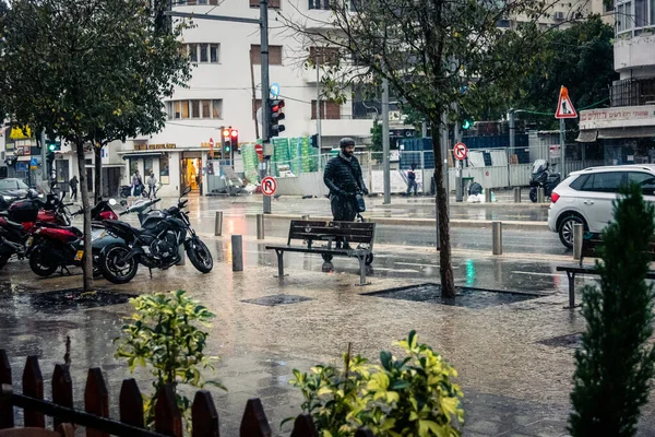 Tel Aviv, İsrail, 9 Ocak 2026, Tel Aviv 'in yağmur altındaki sokak manzarası, devam eden bölgesel çatışmaların arka planına karşı modern mimari ve kentsel yaşamın eşsiz bir karışımını ortaya koyuyor..