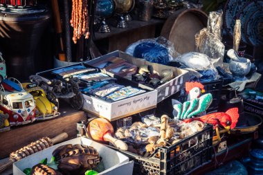 Tel Aviv, İsrail, 11 Ocak 2026 Shuk Hapishpishim bit pazarının genel görünümü. Tedarikçiler, kentin çok kültürlü yapısını yansıtan çeşitli antikalar, eski eşyalar ve yerel el sanatları sergiliyorlar..