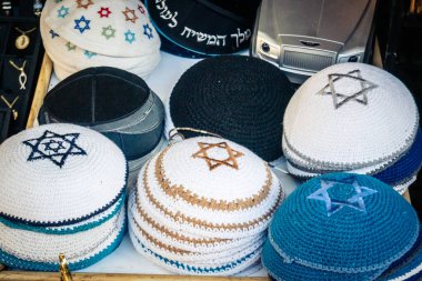 Tel Aviv, İsrail, 11 Ocak 2026 Shuk Hapishpishim bit pazarının genel görünümü. Tedarikçiler, kentin çok kültürlü yapısını yansıtan çeşitli antikalar, eski eşyalar ve yerel el sanatları sergiliyorlar..